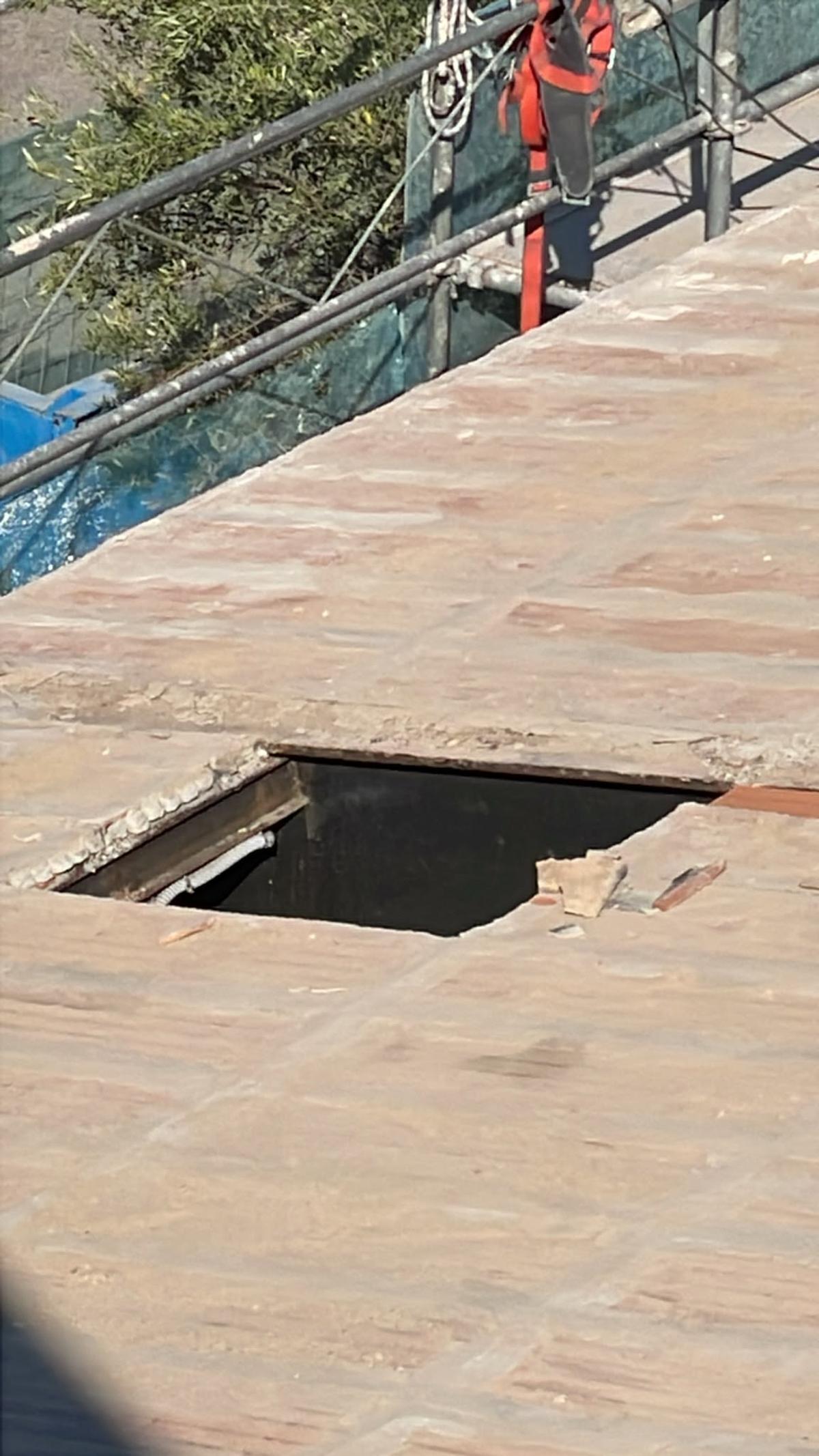 Agujero en el tejado del almacén del polideportivo de Valldemossa por donde cayó el trabajador.