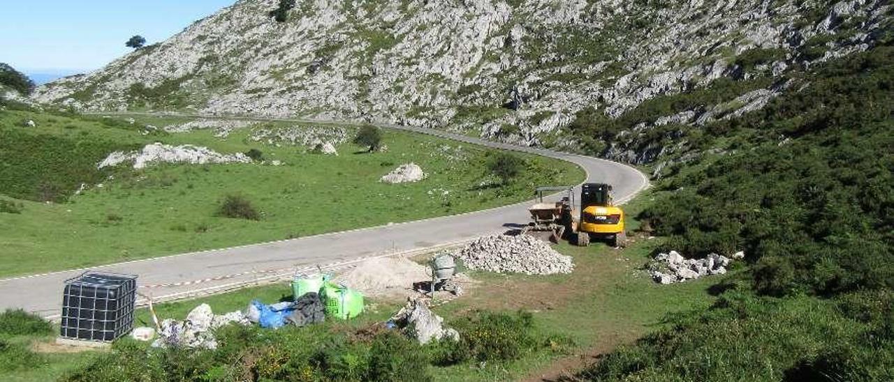 Material y maquinaria de obra para el nuevo mirador en Covadonga.