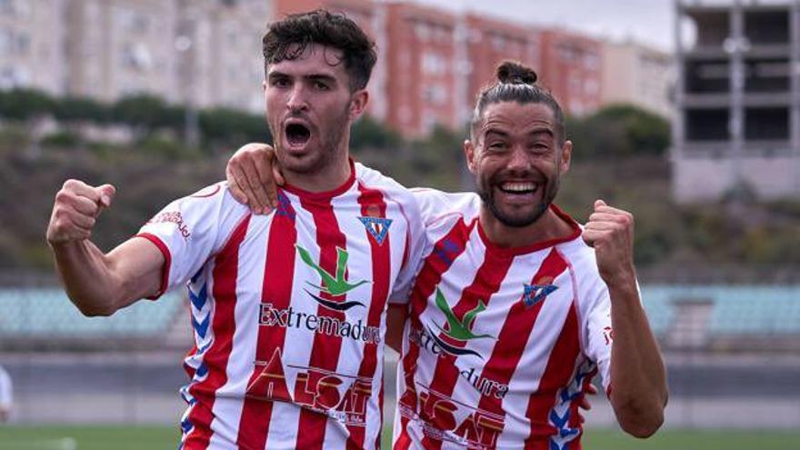 Adrián Turmo celebra un gol con el Don Benito durante el pasado curso.