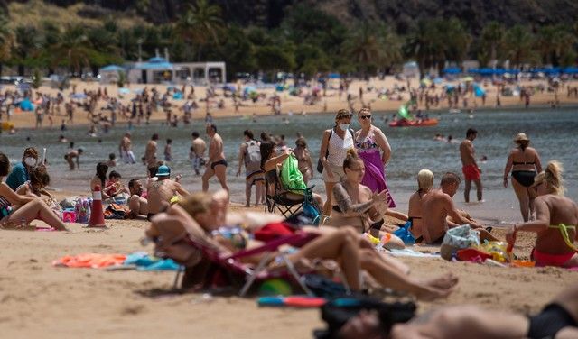 Caravanistas instalados en la zona de aparcamiento de la playa de Las Teresitas