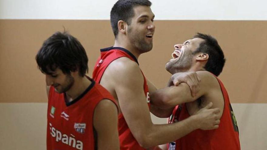 Riki Rubio, Felipe Reyes y San Emeterio, ayer, en el entrenamiento de la selección en Vilna.