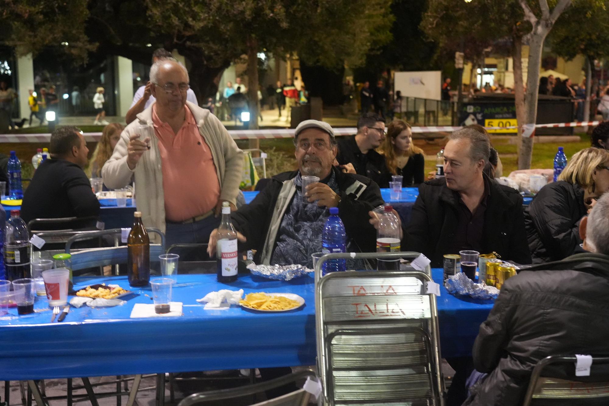 Búscate en la galería de fotos del 'sopar de pa i porta' de las fiestas de Almassora