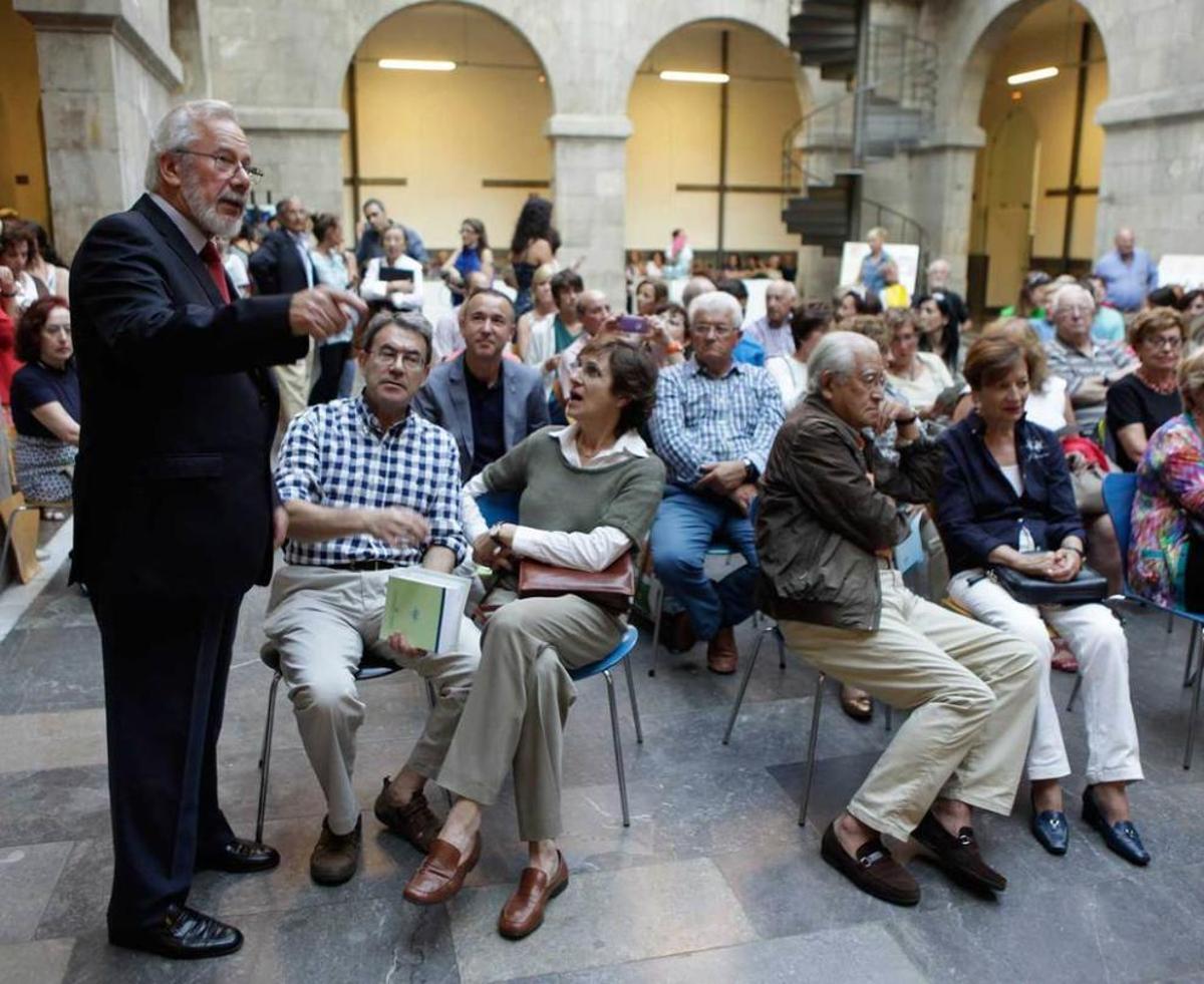 Marcelo Palacios, de pie, en un acto de la Sociedad de Bioética.