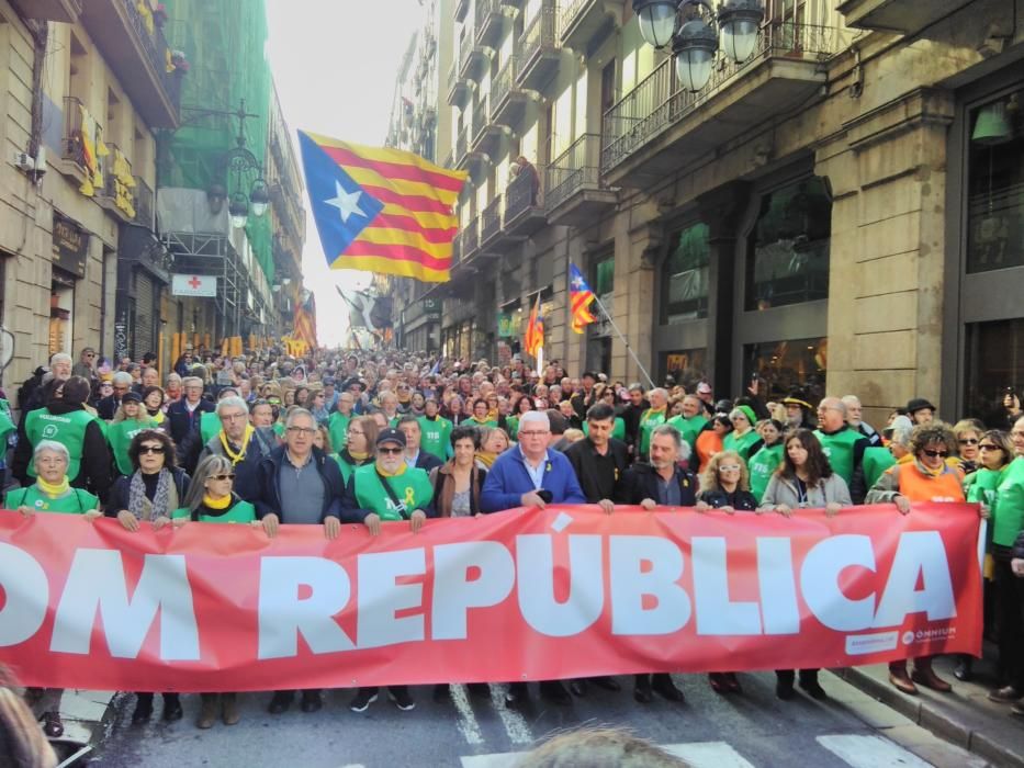 Unas 1.200 personas, según datos de la Guardia Urbana, se han manifestado este martes para pedir la investidura del candidato de JxCat a la Generalitat, Carles Puigdemont.