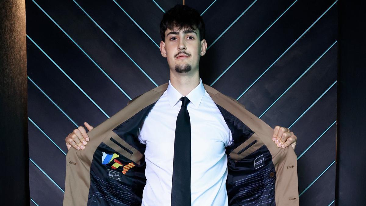 Aday Mara muestra su chaqueta antes del Draft de la NBA.