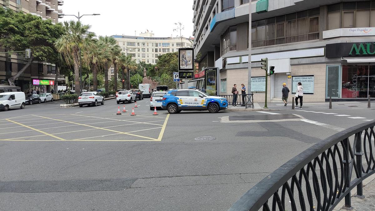 El accidente entre un coche y una moto este viernes en el cruce entre Olof Palme y Mesa y López movilizó a ambulancias del SUC y a agentes de la Policía Local de Las Palmas de Gran Canaria.