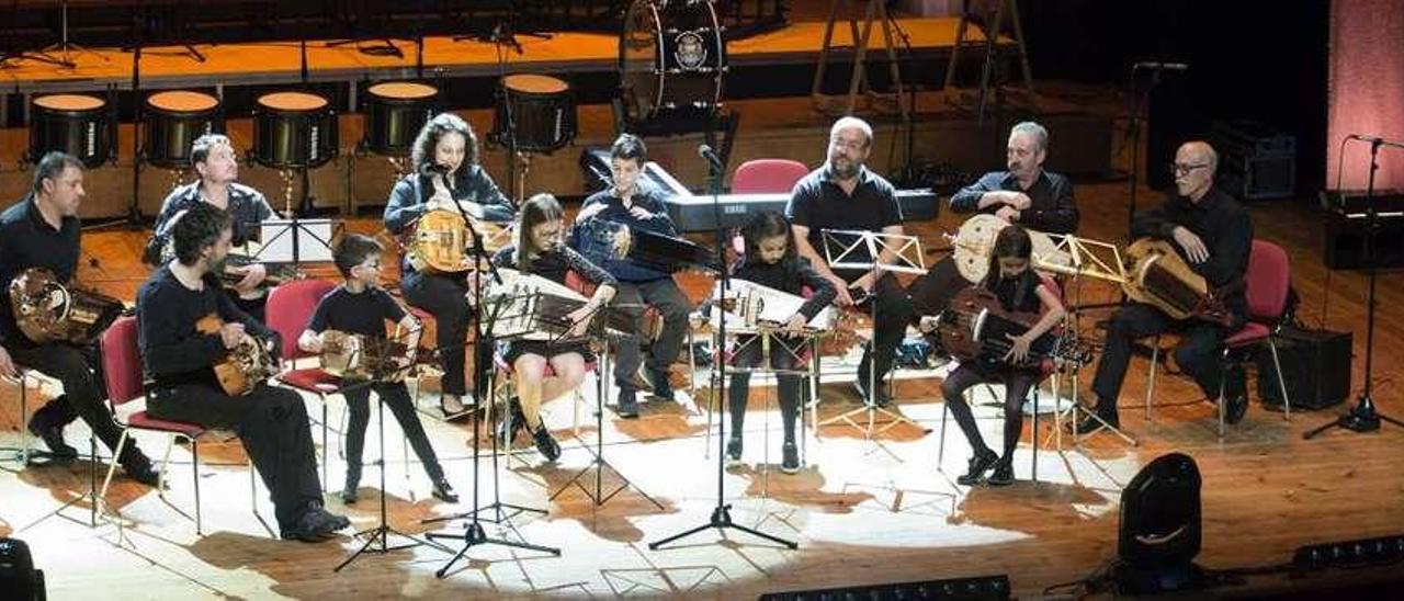 Una actuación de la Escola de gaitas, con miembros infantiles. // Faro