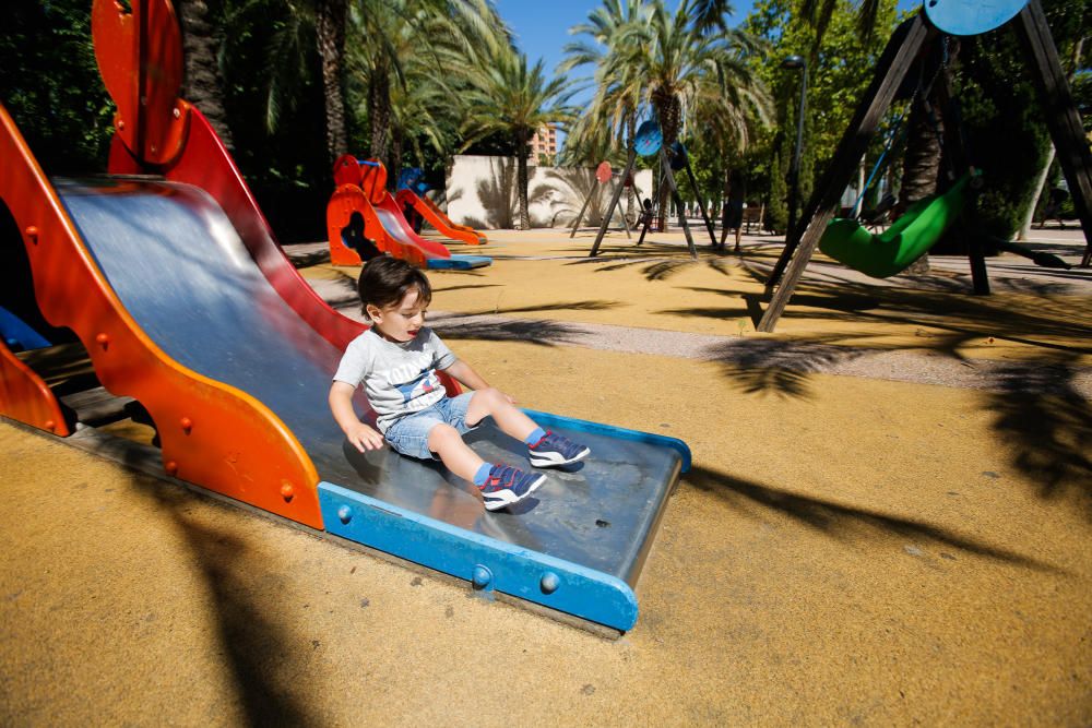 Los niños y niñas vuelven a los parques infantiles