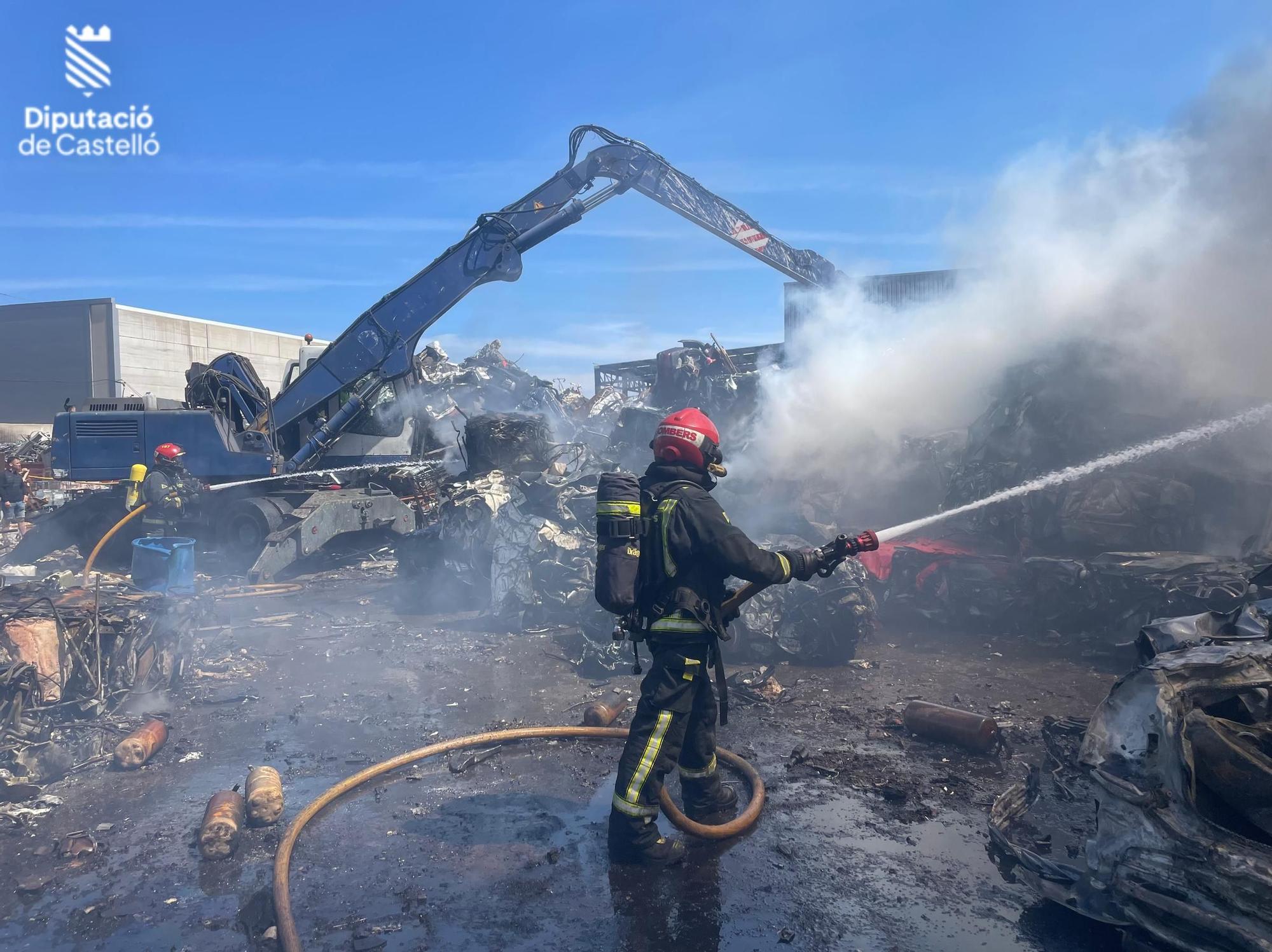 Galería: Espectacular incendio en un desguace de Burriana