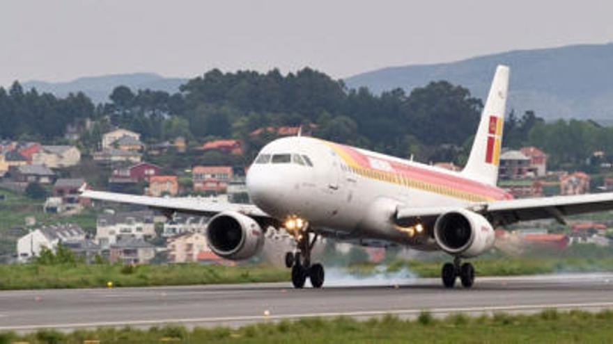 Un avión de Iberia aterriza en la pista del aeropuerto coruñés de Alvedro. / Fran Martínez