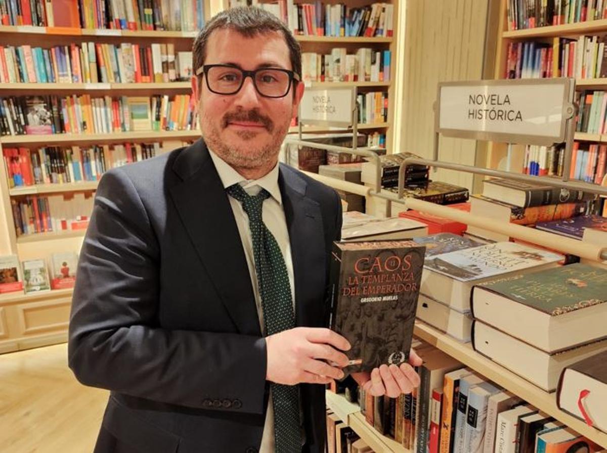 El saguntino Gregorio Muelas, con uno de sus libros.