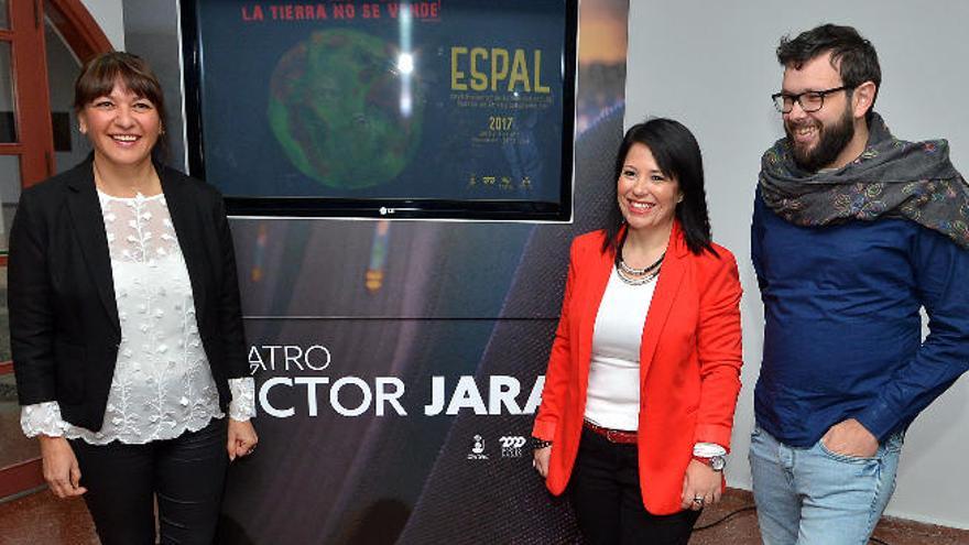 La alcaldesa de Santa Lucía de Tirajana, Dunia González, junto a la edila Pino Sáchez y el director del Espal, Txema Santana, ayer.