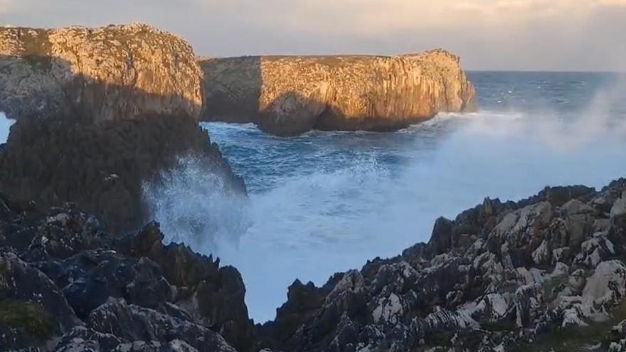 VÍDEO: Así azotaban las olas y el viento en los acantilados de Llanes, en aviso naranja por fenómenos costeros
