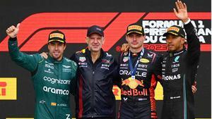 Adrian Newey, artífice de los éxitos de Red Bull, con sus tres pilotos favoritos: Alonso, Verstappen y Hamilton