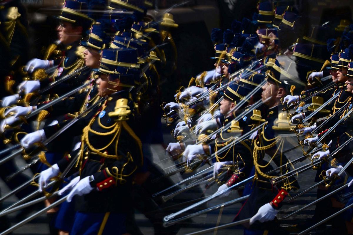 París celebra por todo alto el aniversario de la toma de la Bastilla.