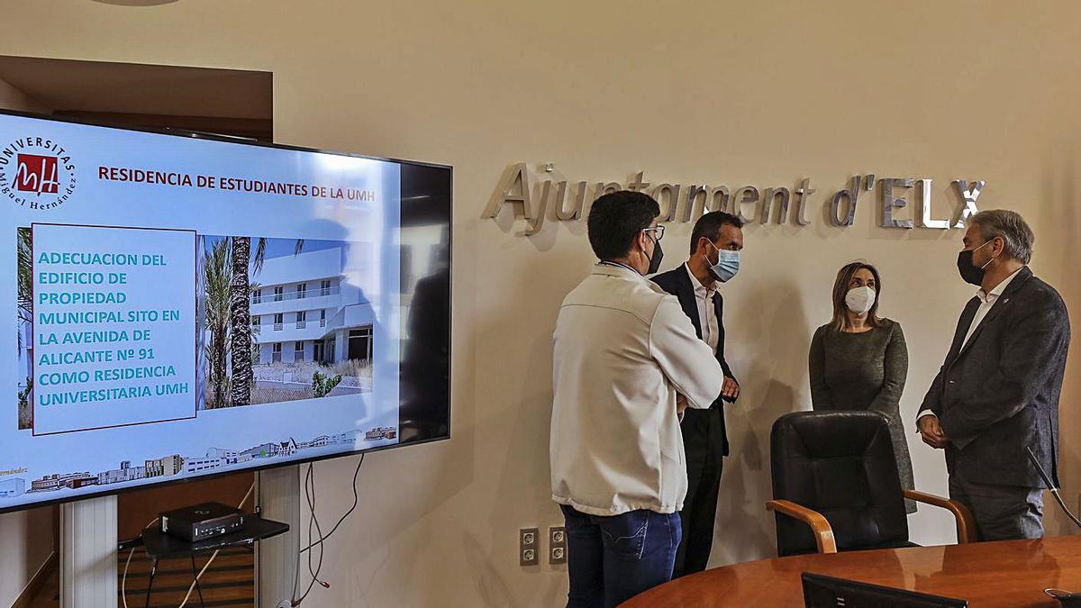 Un instante de la presentación del proyecto, ayer, en la Sala del Consell del Ayuntamiento. | ANTONIO AMORÓS