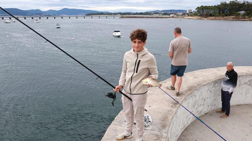 La ola de la pesca recreativa ya es todo un «tsunami» en Galicia: récord de cañas y aficionados con 255 nuevas licencias al día