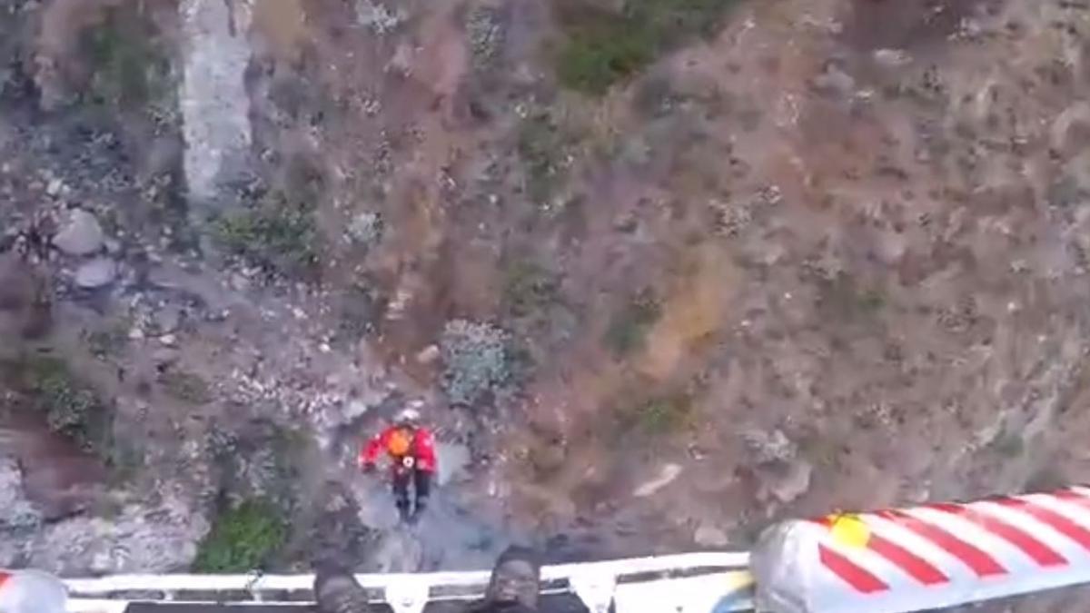 Rescatan en helicóptero a un parapentista y una senderista en Tenerife