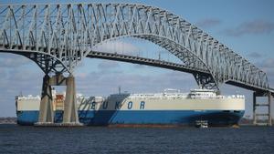 Un buque de carga de salida pasa bajo el puente Francis Scott Key, el 9 de marzo de 2018 en Baltimore, Maryland.