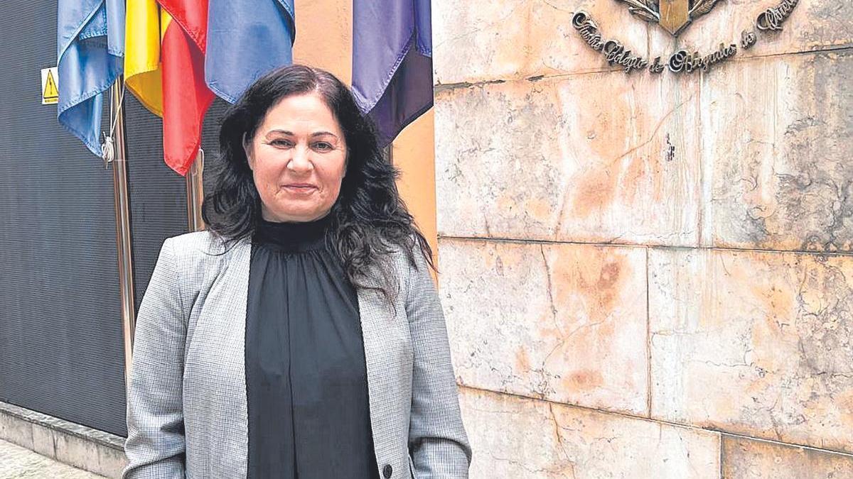 Encarnación Vicente, en la entrada del Colegio de Abogados de Oviedo.