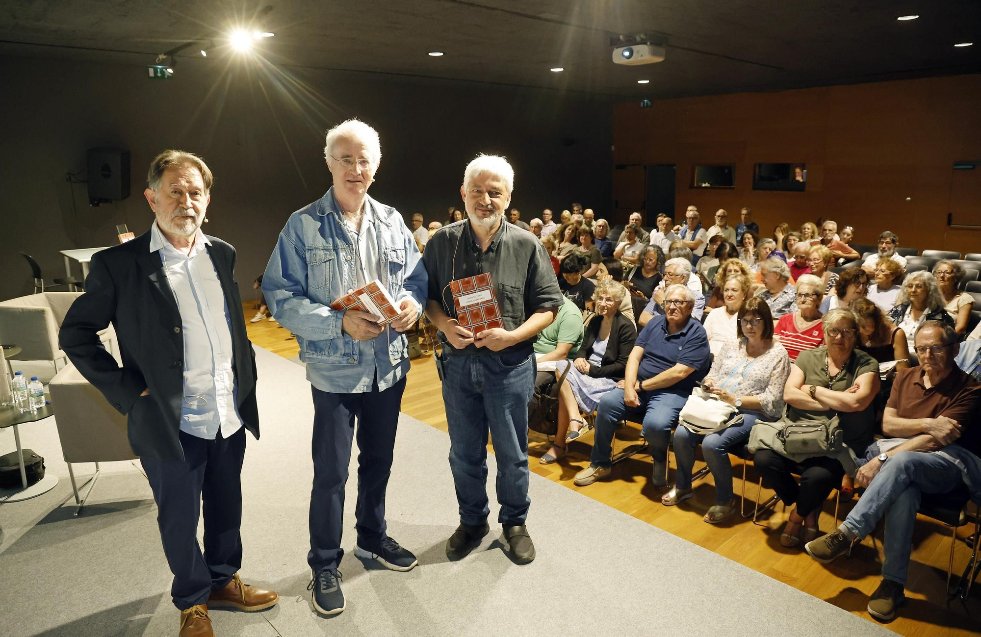 El escritor Suso de Toro, invitado al Club Faro, y presentado por el periodista Xan Carballa y el director de Edicións Xerais, Fran Alonso