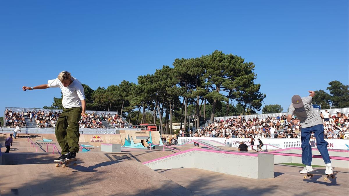 Skater en la pista de Samil, rodeados de cientos de espectadores