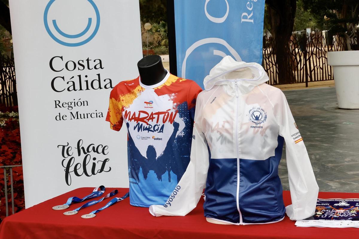 Camiseta y chubasquero de la TotalEnergies Murcia Maratón Costa Cálida