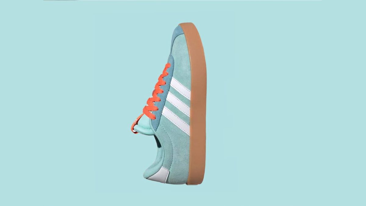 Adidas VLCourt azules con cordones naranjas, la sensación de la temporada.