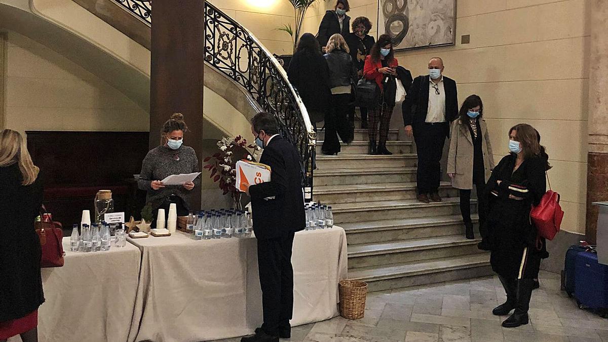 ‘Take away’ en lugar del habitual buffet para que los diputados comieran solos por la covid.