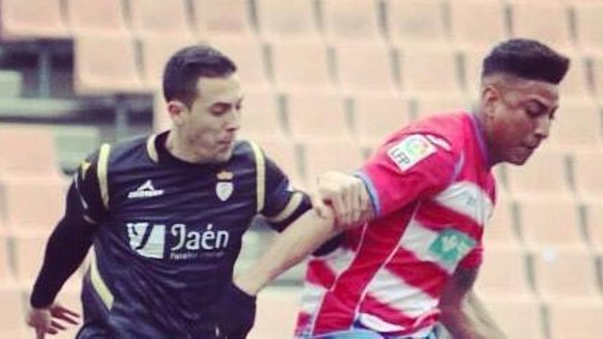 Marcelo protegeix la pilota en un partit contra el Jaén.