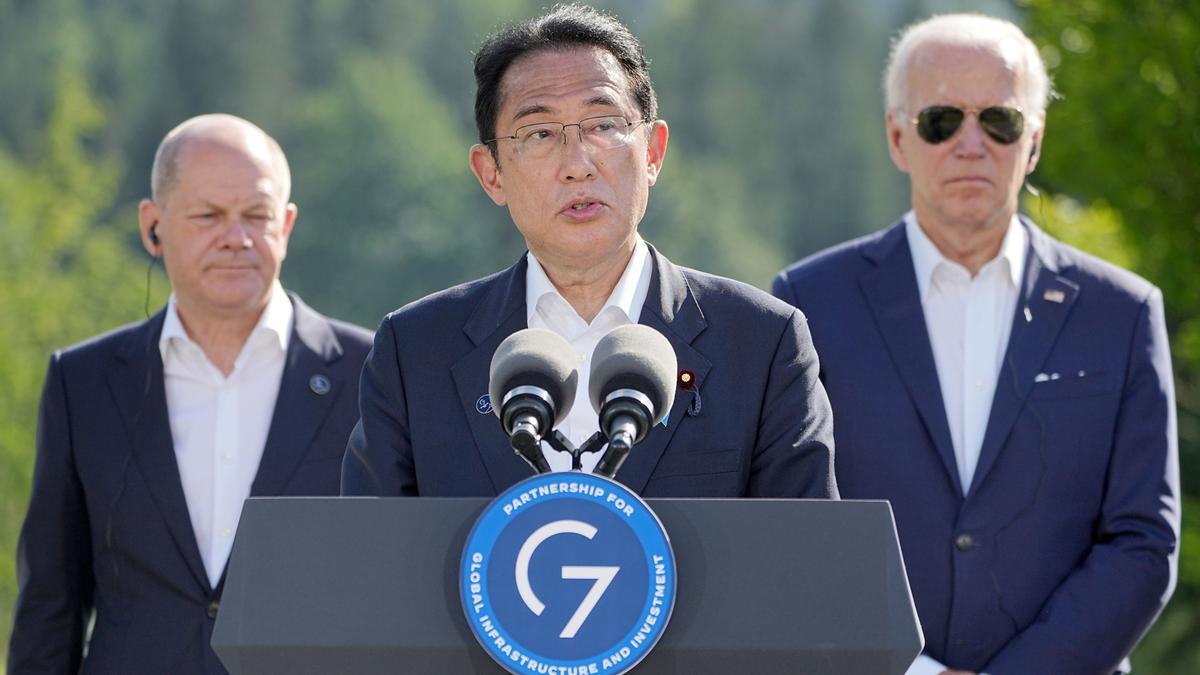 El primer ministro japonés, Fumio Kishida, junto a Joe Biden y Olaf Scholz