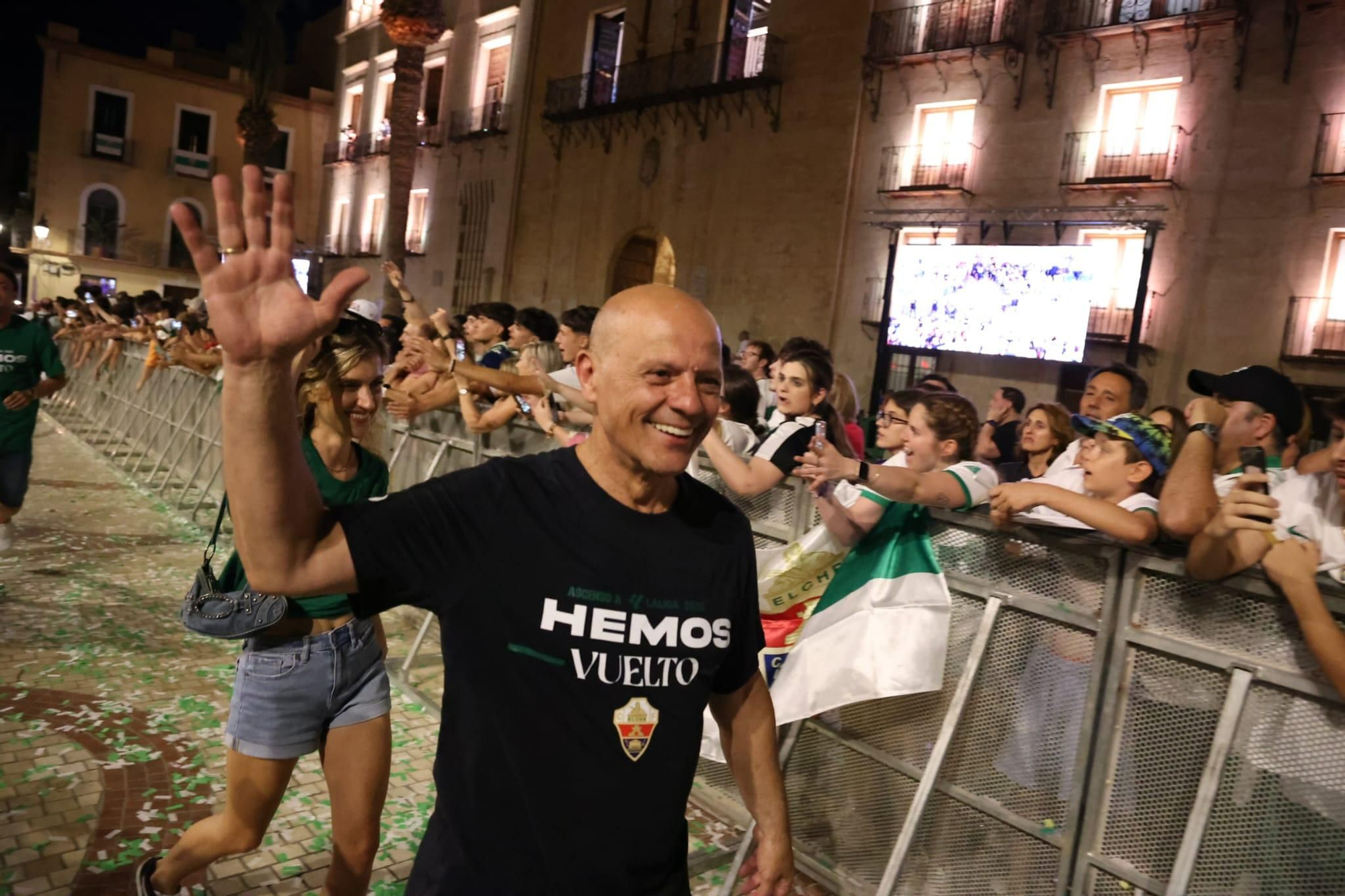 El Elche CF celebra el ascenso a Primera con una rúa en autobús hasta la Plaça de Baix