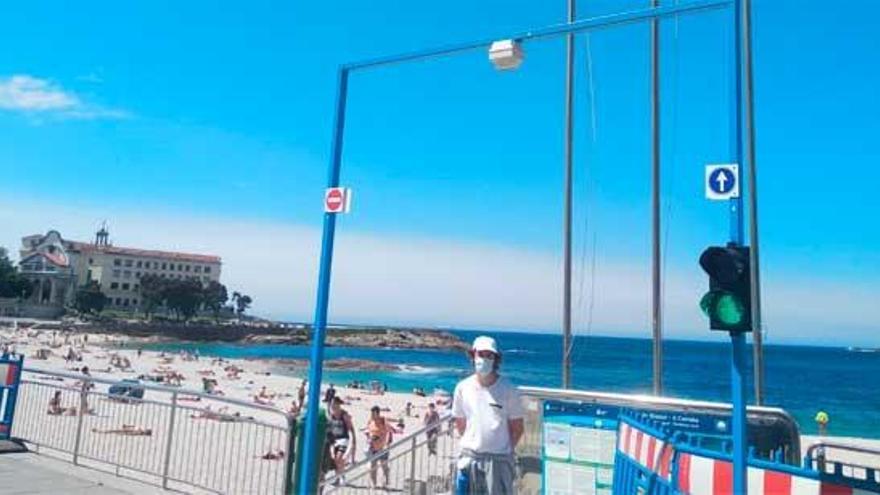 Los semáforos regulan el acceso a las playas de A Coruña