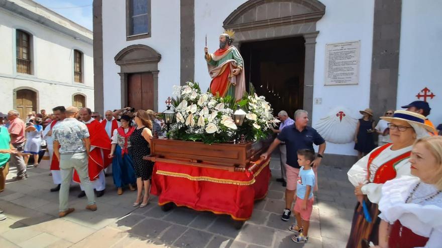 Tunte saca a San Bartolomé en procesión con sombrero y abanicos
