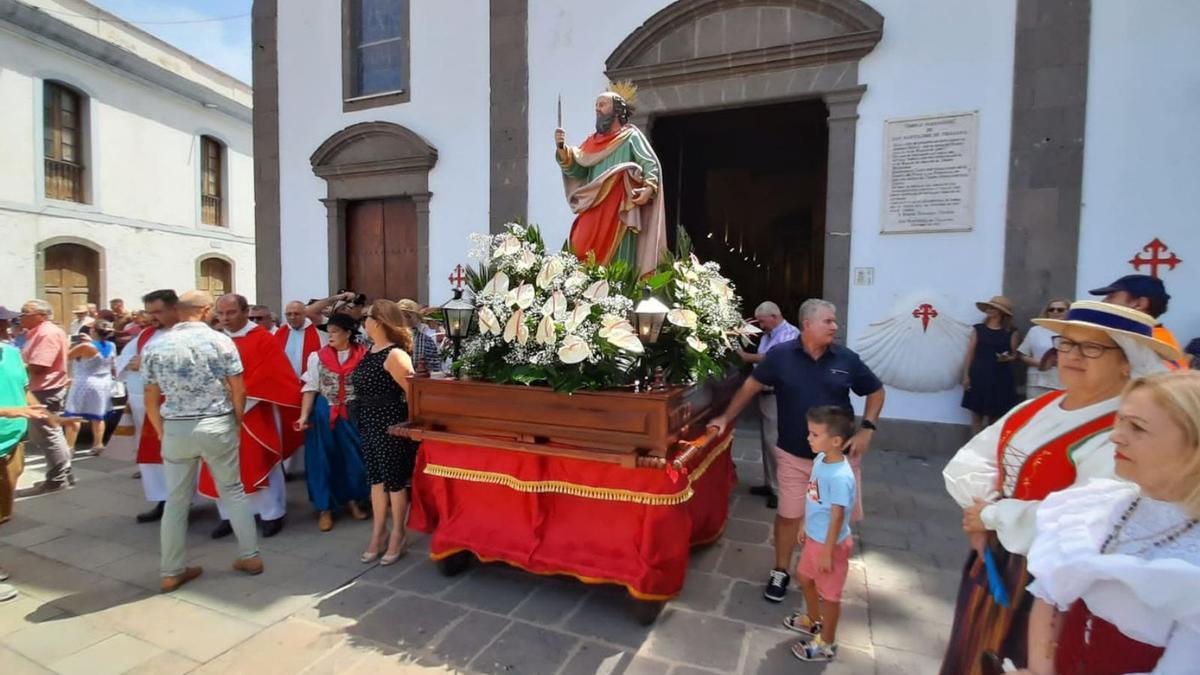 Tunte saca a San Bartolomé en procesión con sombrero y abanicos | LP/DLP