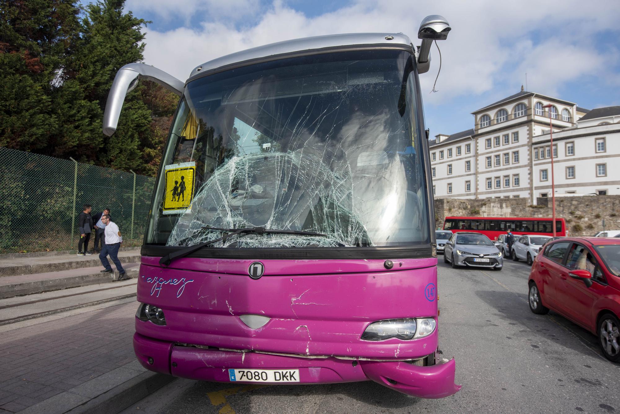 Doce niños heridos leves tras un accidente entre dos buses escolares en A Coruña