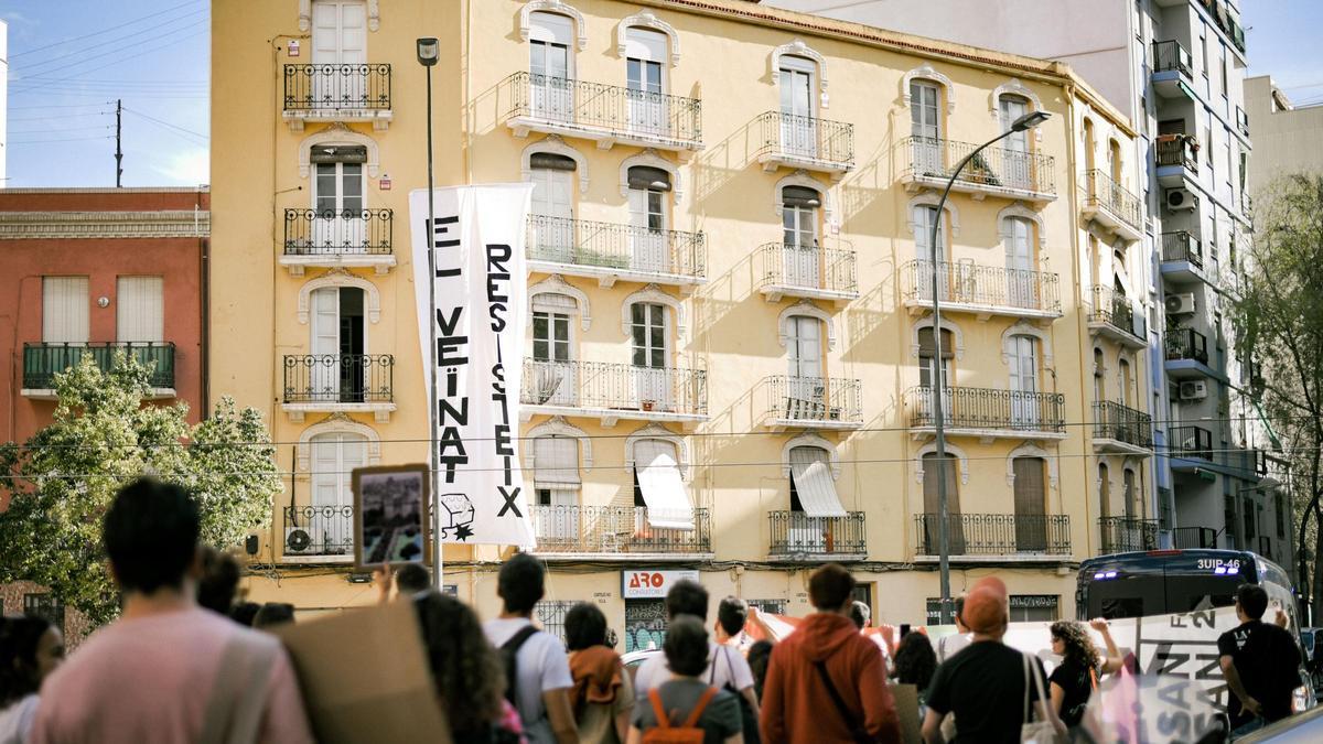 Moment de la manifestació del 5 d’abril “València no es ven”, al pas per la Finca Groga