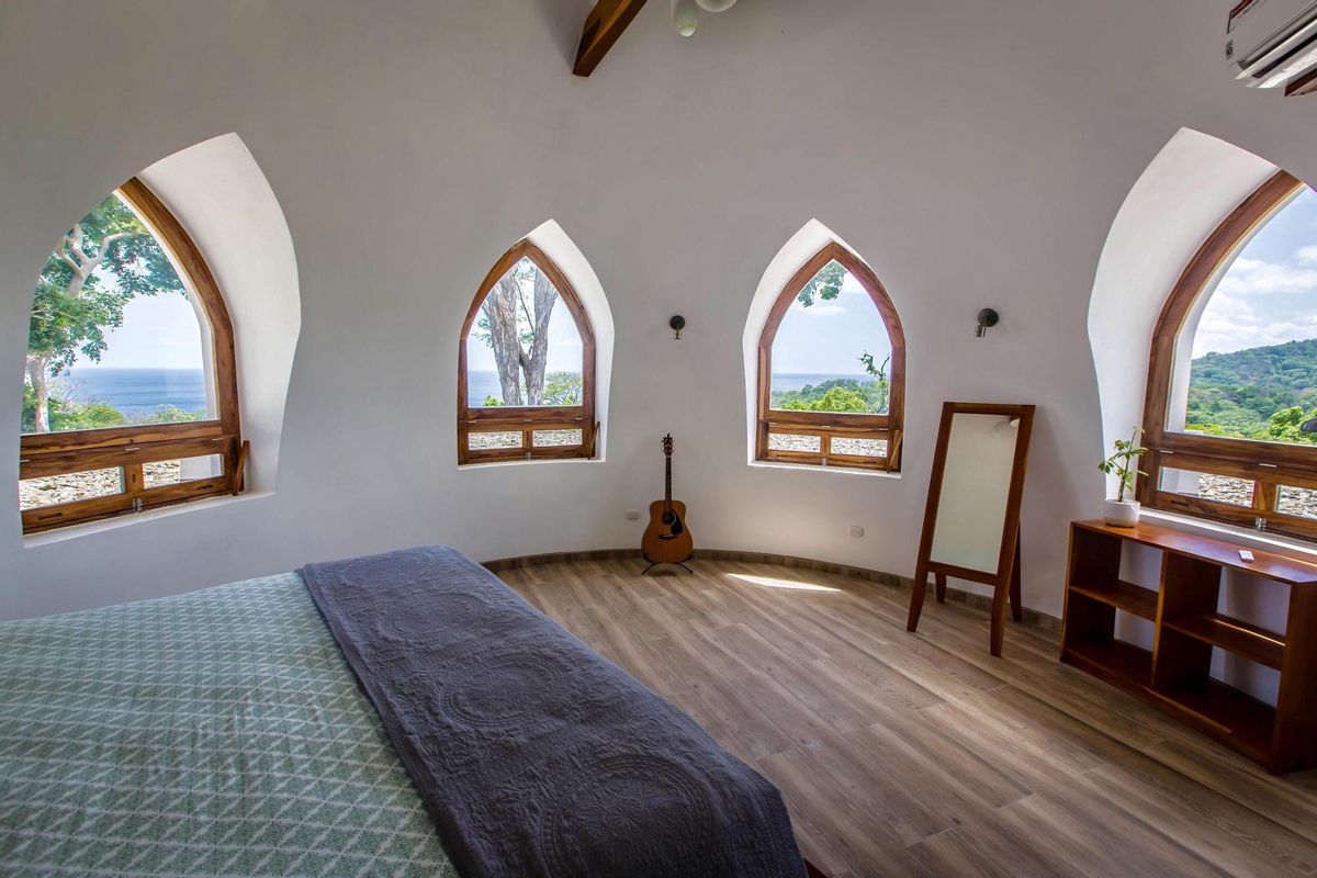 Interior de una vivienda hecha con superadobe