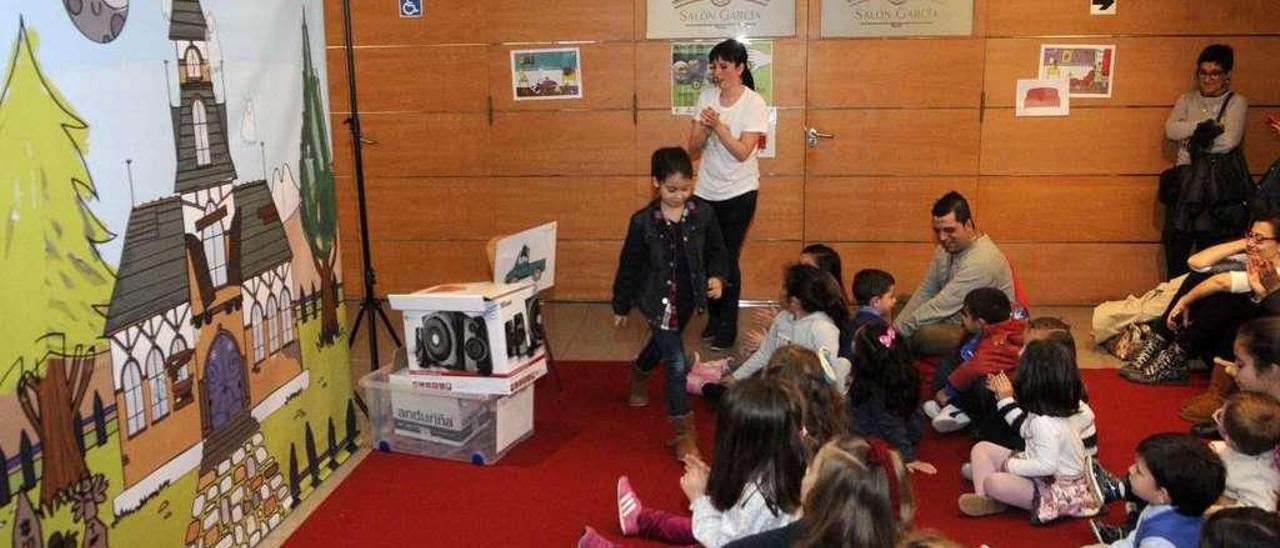 Una actividad infantil anterior en el vestíbulo de la biblioteca pública de Vilagarcía.  // Noé Parga