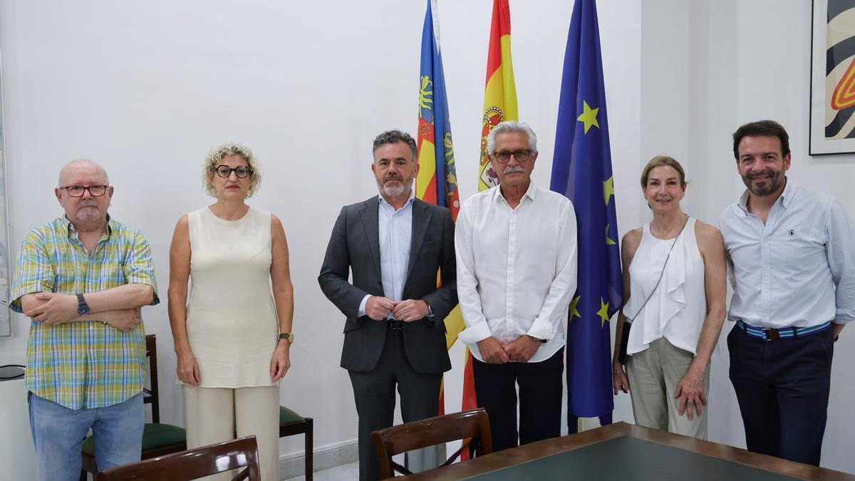 El vicepresidente José Díez, con representantes de la asociación Casc Antic Digne i Viu.