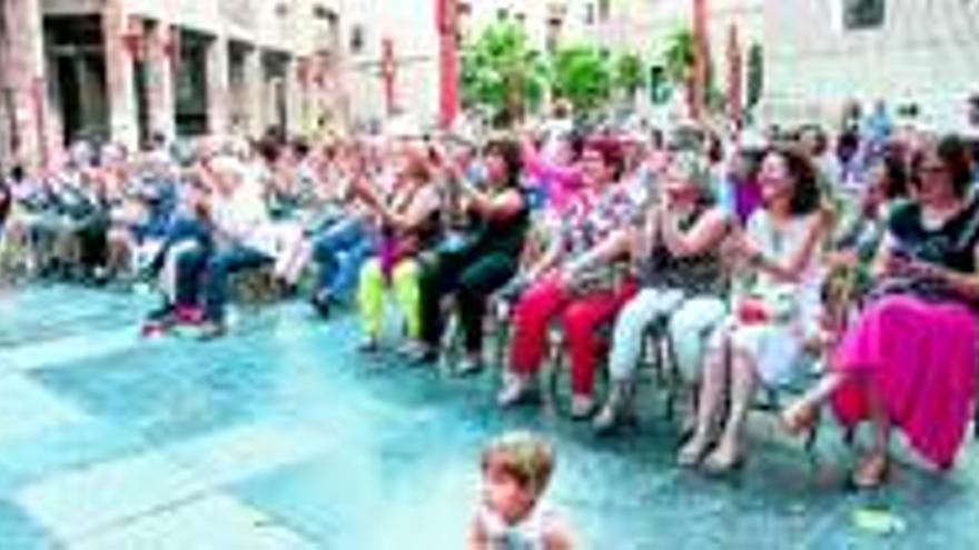 Los músicos del barrio salen a la calle para mostrar su talento