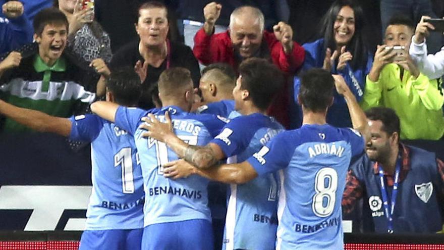 Los jugadores del Málaga celebran el gol, de Recio.