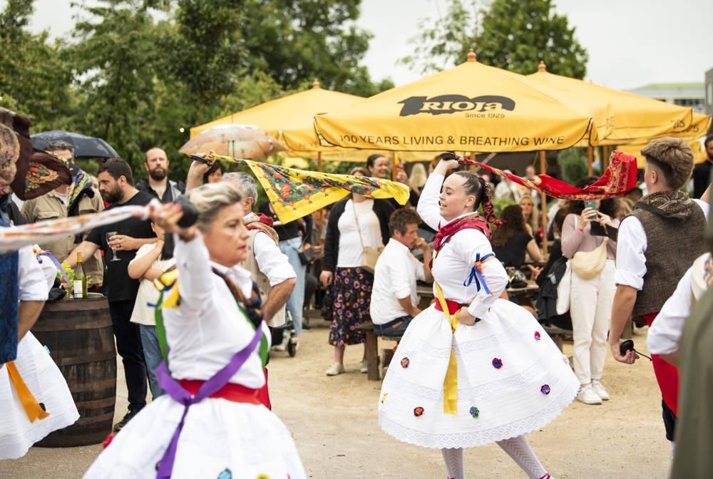 Bailes regionales riojanos en la presentación de 100 años de DO La Rioja