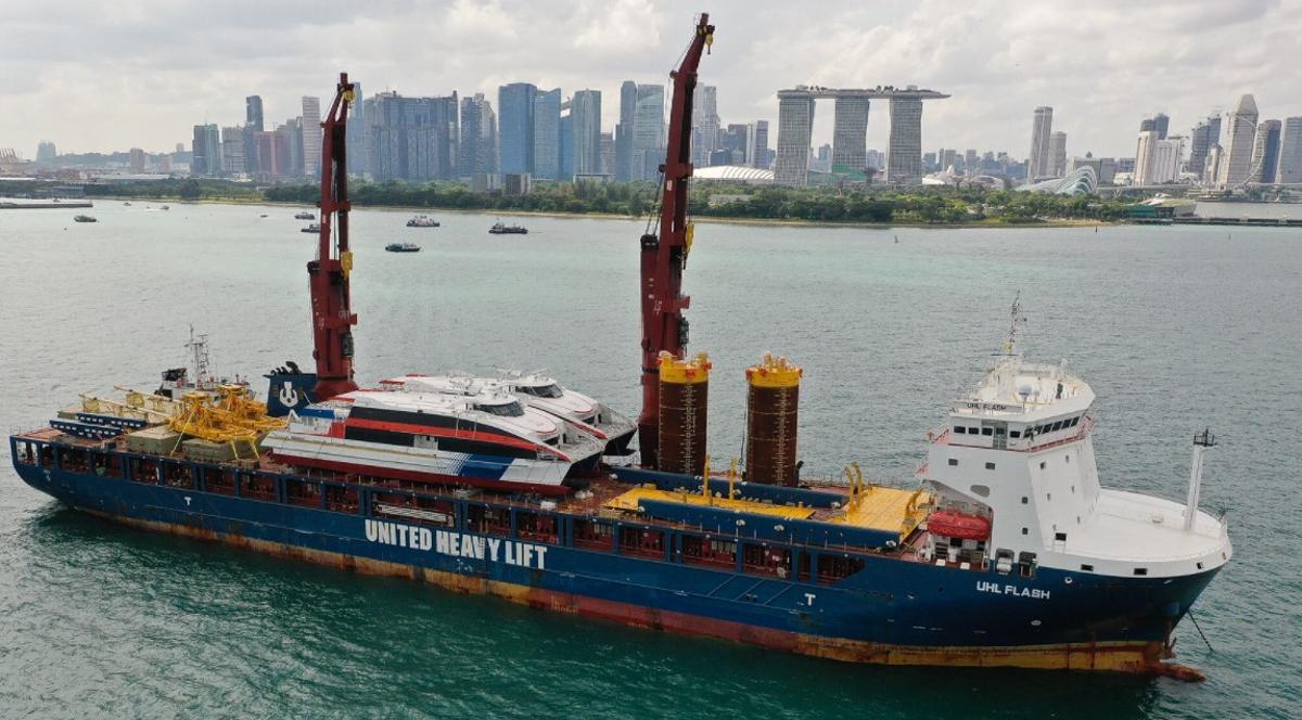 Los dos barcos son transportados en un buque especial. Piet Sinke/Masmondmaritime.com