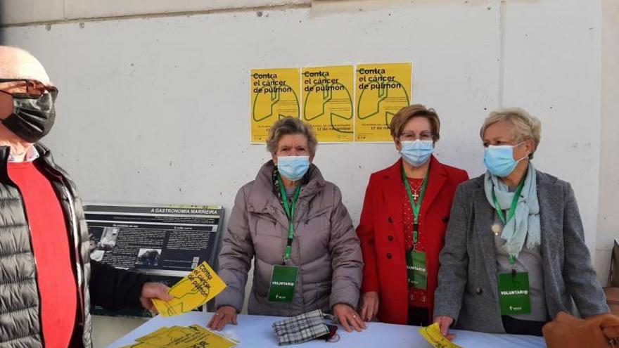 Mesa informativa en Bueu contra el cáncer de pulmón | GONZALO NÚÑEZ