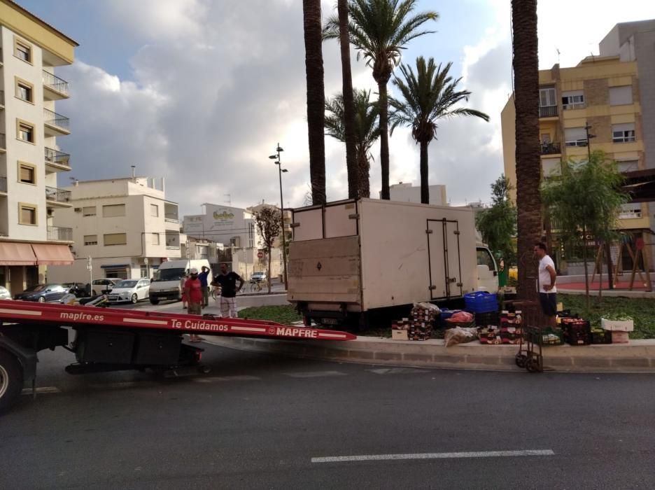 Un camión se estrella en el jardín de una plaza en Dénia