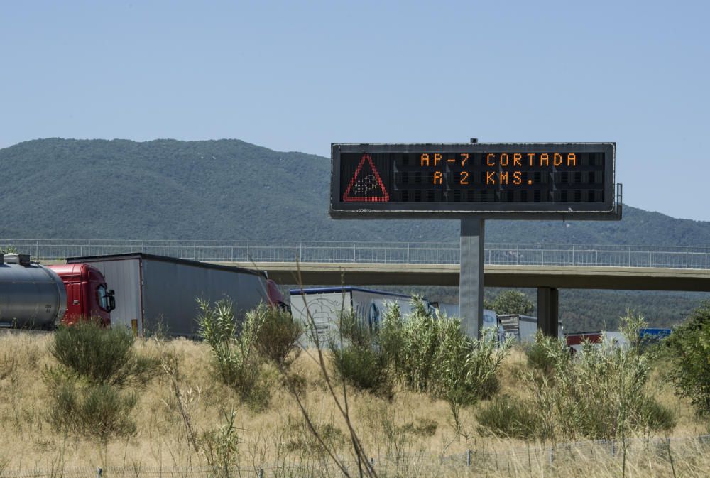 Un incendi a França talla l'Ap-7