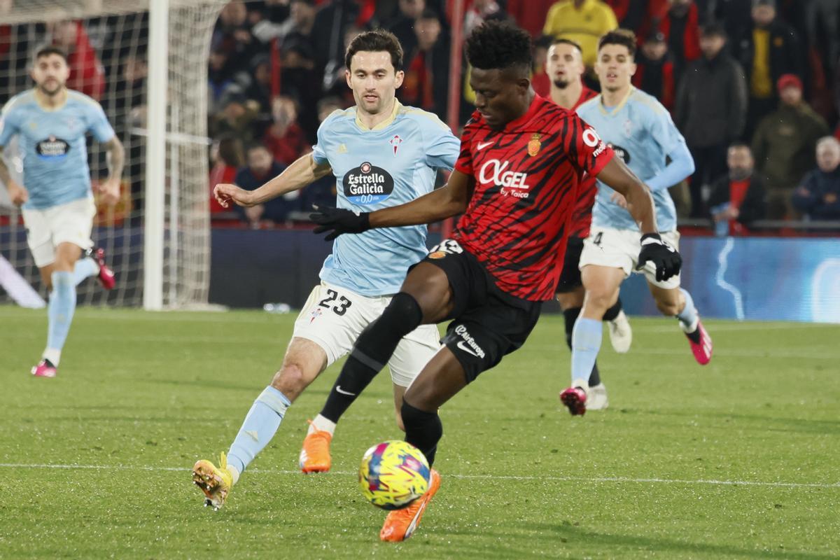 PALMA DE MALLORCA, 20/01/2023.- El centrocampista del Mallorca Iddrisu Baba (d) juega un balón ante Luca De La Torres, del Celta, durante el partido de Liga en Primera División que RCD Mallorca y Celta de Vigo disputan este viernes en el estadio de Son Moix, en Palma de Mallorca. EFE/Cati Cladera