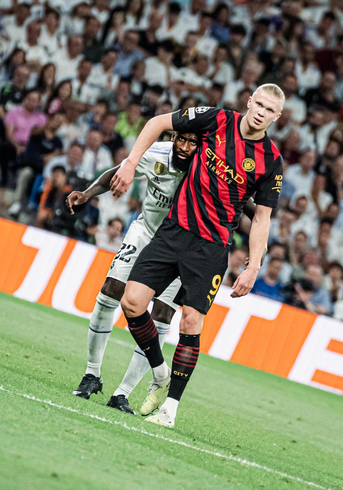 Rüdiger marcando de cerca a Haaland