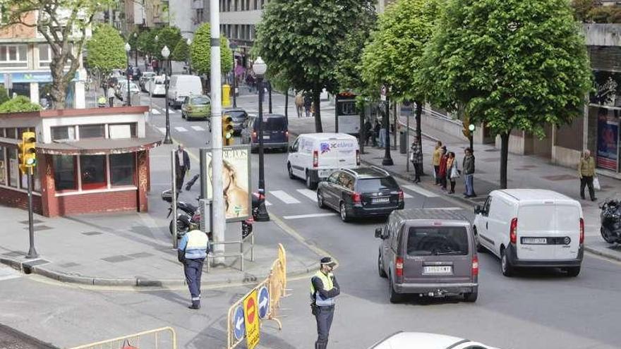 Obras en la avenida de la Costa y tráfico en la calle Uría.